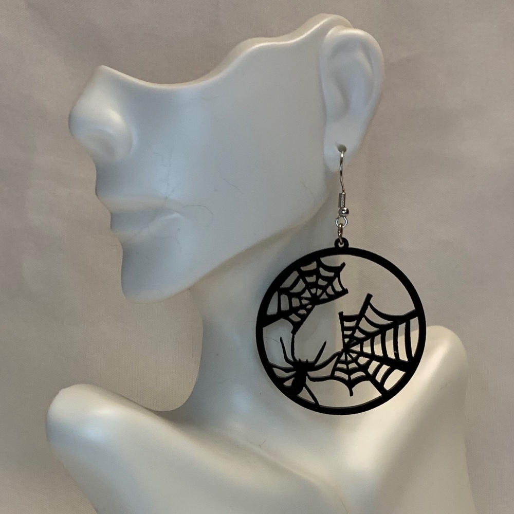NWT! Black Round Acrylic Halloween Wicked Spider with Webs Dangle Earrings!